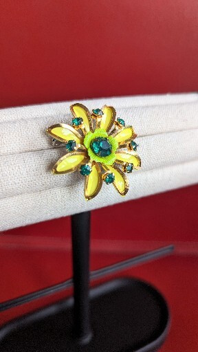 Vtg Chartreuse Lime Green Yellow Enamel Rhinestone Flower Brooch Pin Gold Tone