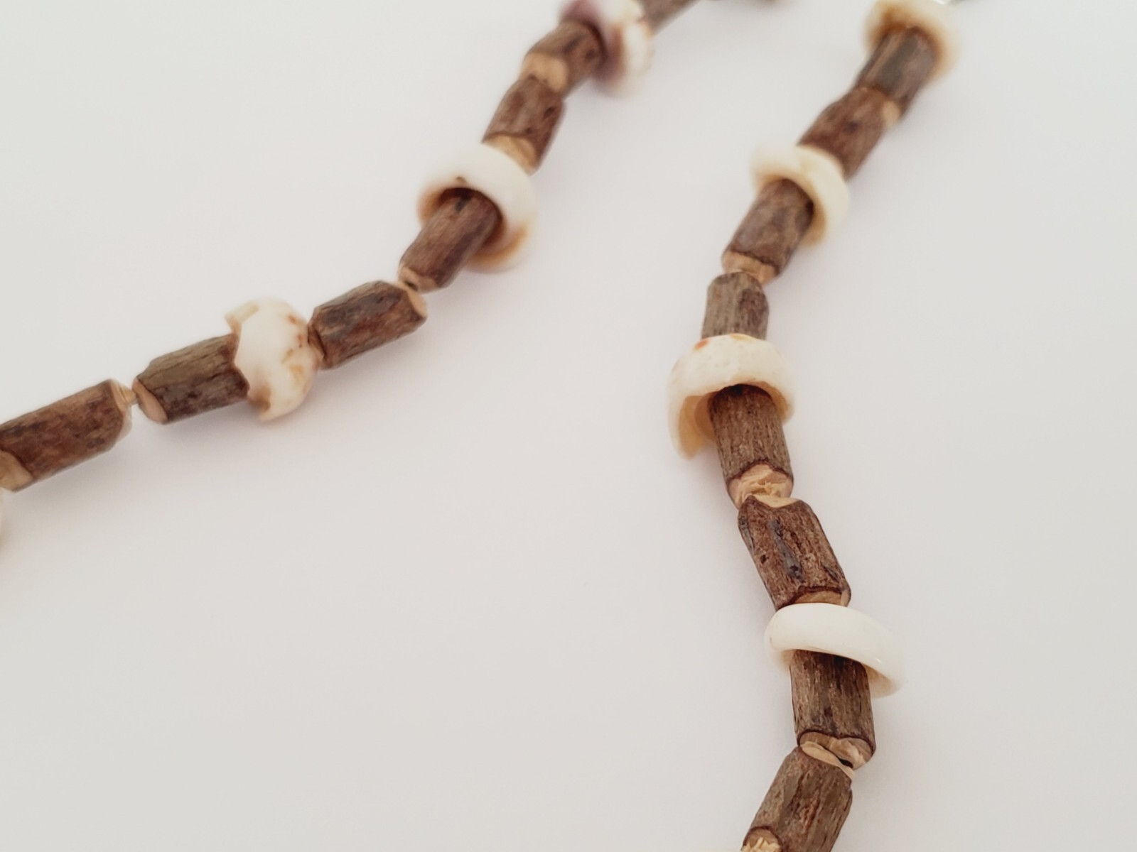 Neat Handmade Vintage Puka Shell & Wood Bead Necklace – 20″