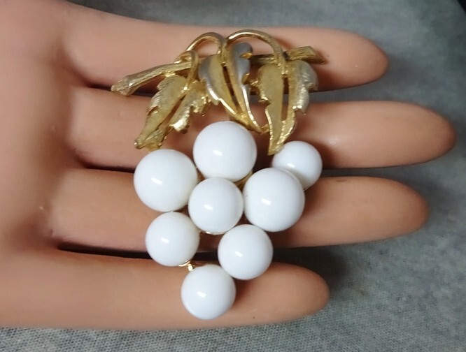 Chubby Vintage Bunch of White Thermoset Berries / Grapes Brooch Pin