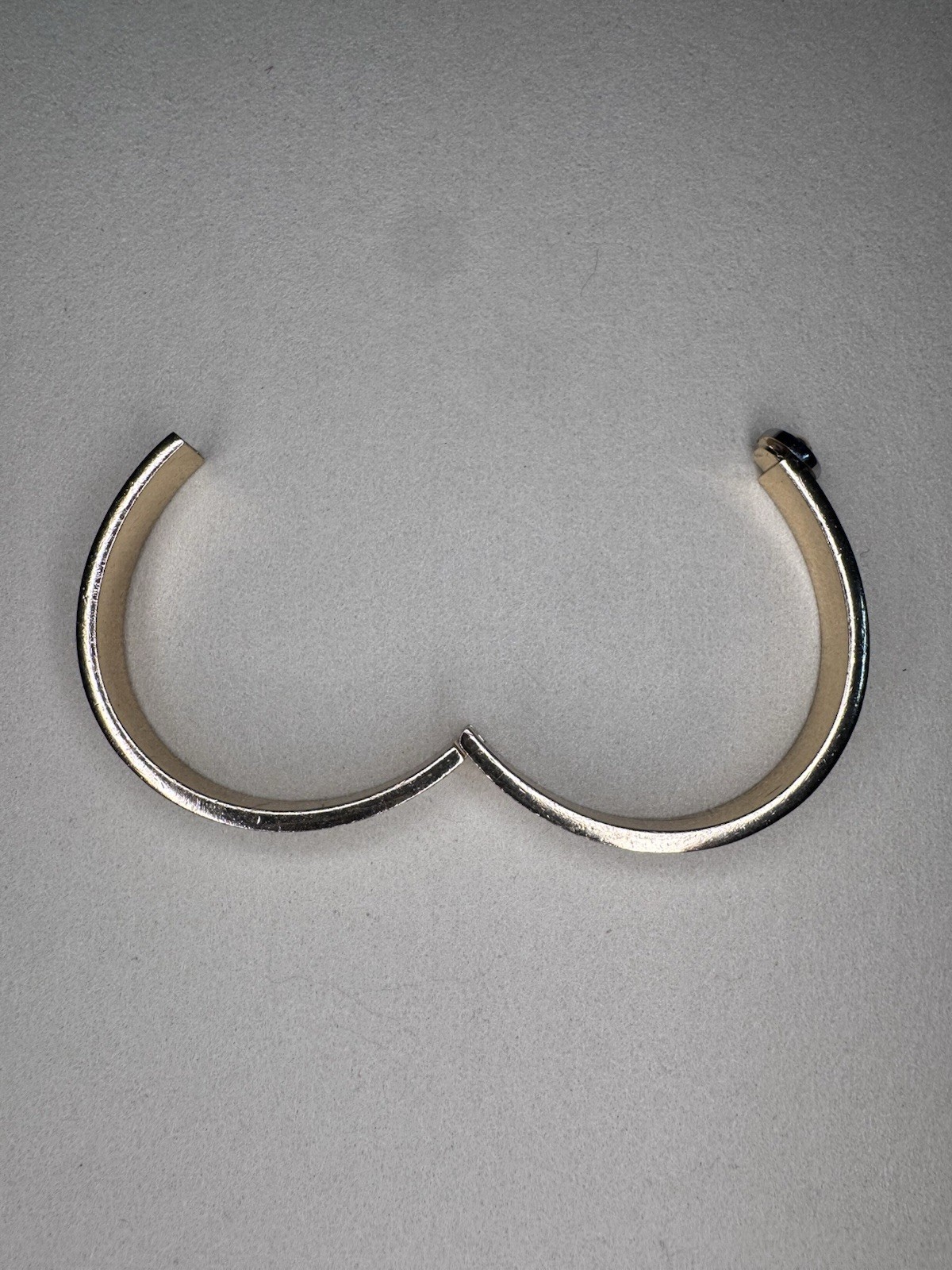 Henri Bendel White Enamel Screw Motif Bangle Bracelet Gold Tone Hinged Designer