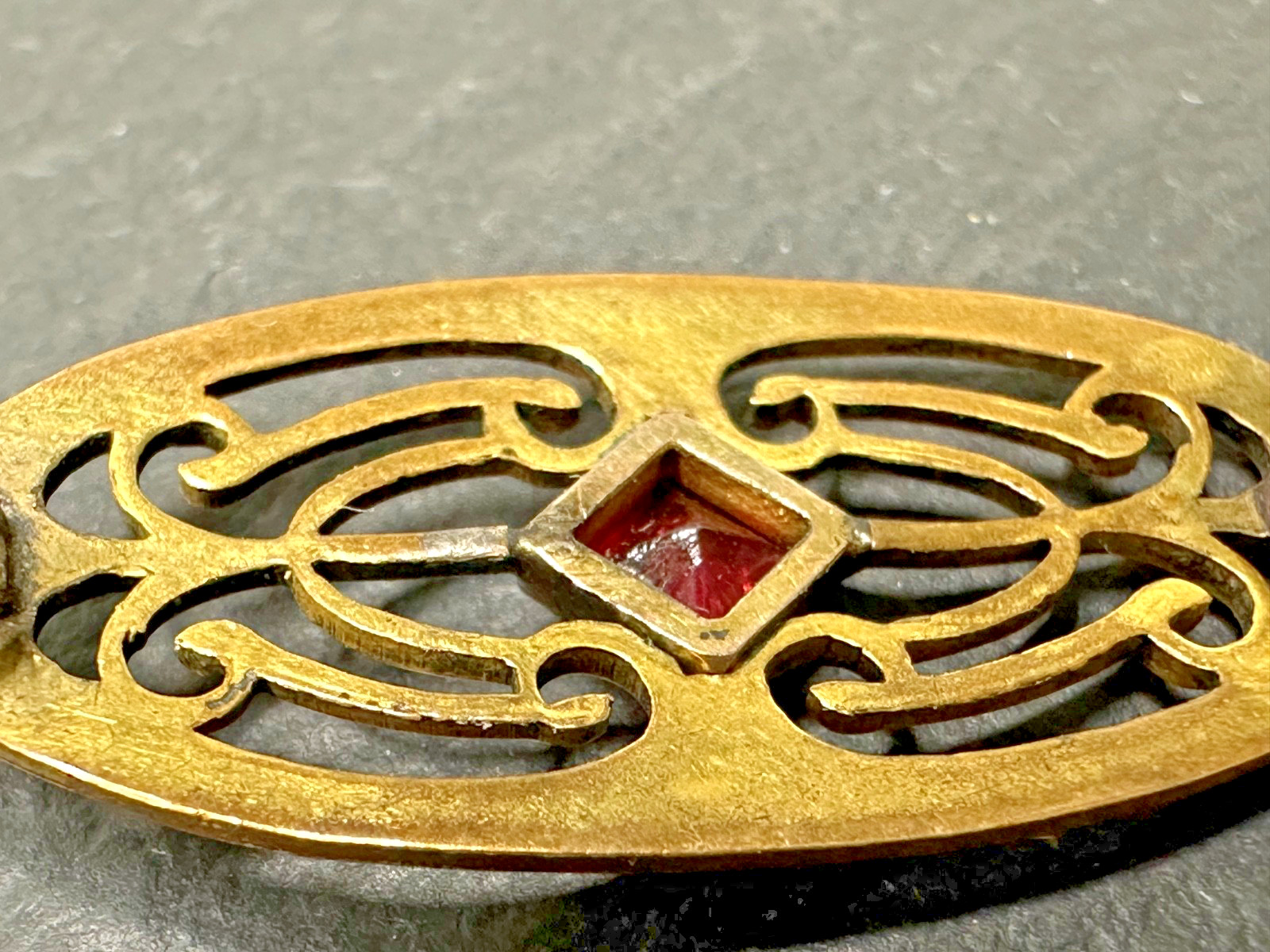VINTAGE GOLD FILLED? BROOCH WITH SCROLL DETAILS AND RED GLASS ACCENT N829