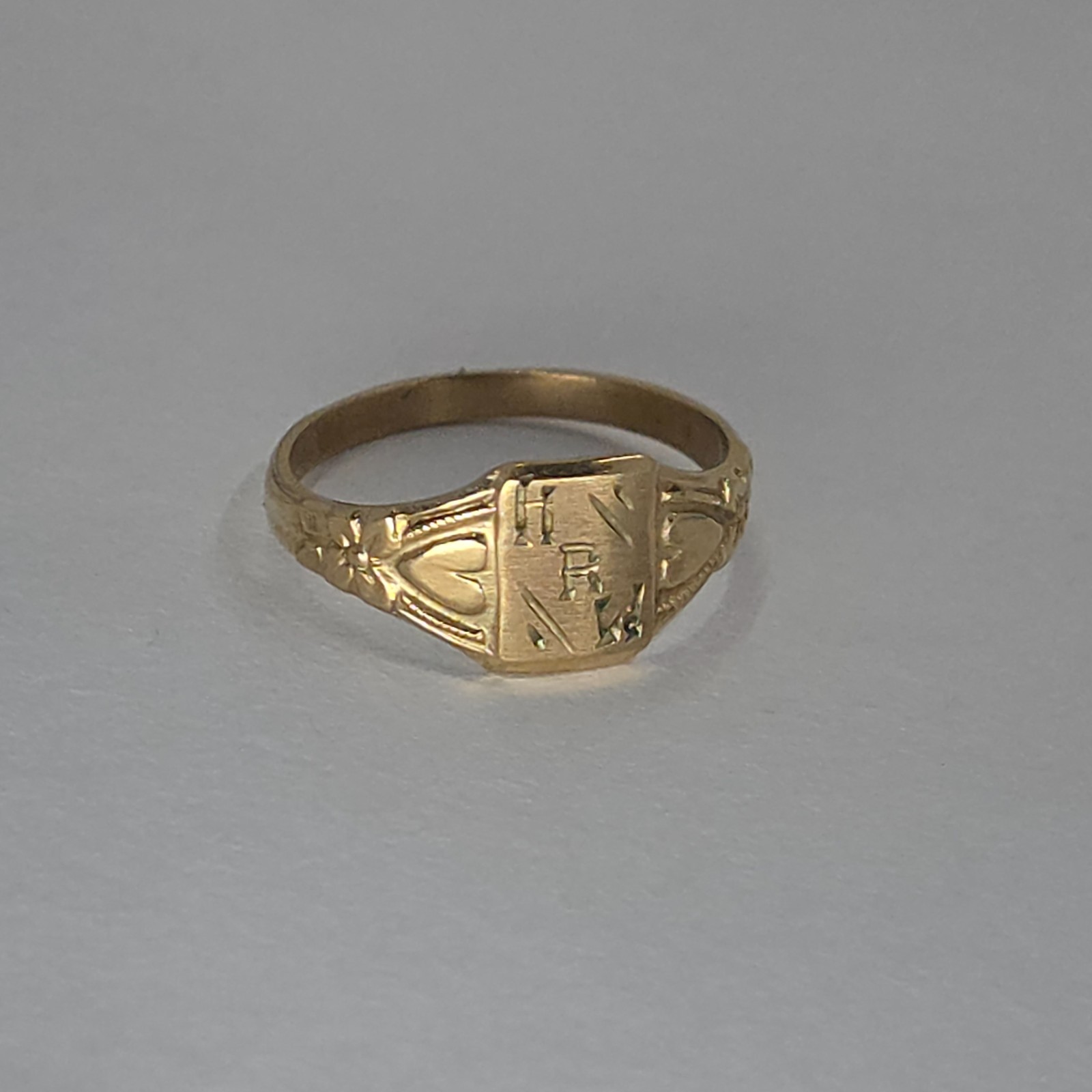 10K Gold Baby Childs Signet Ring Tiny Collectible 0.71g HRW Mono Hearts Flowers