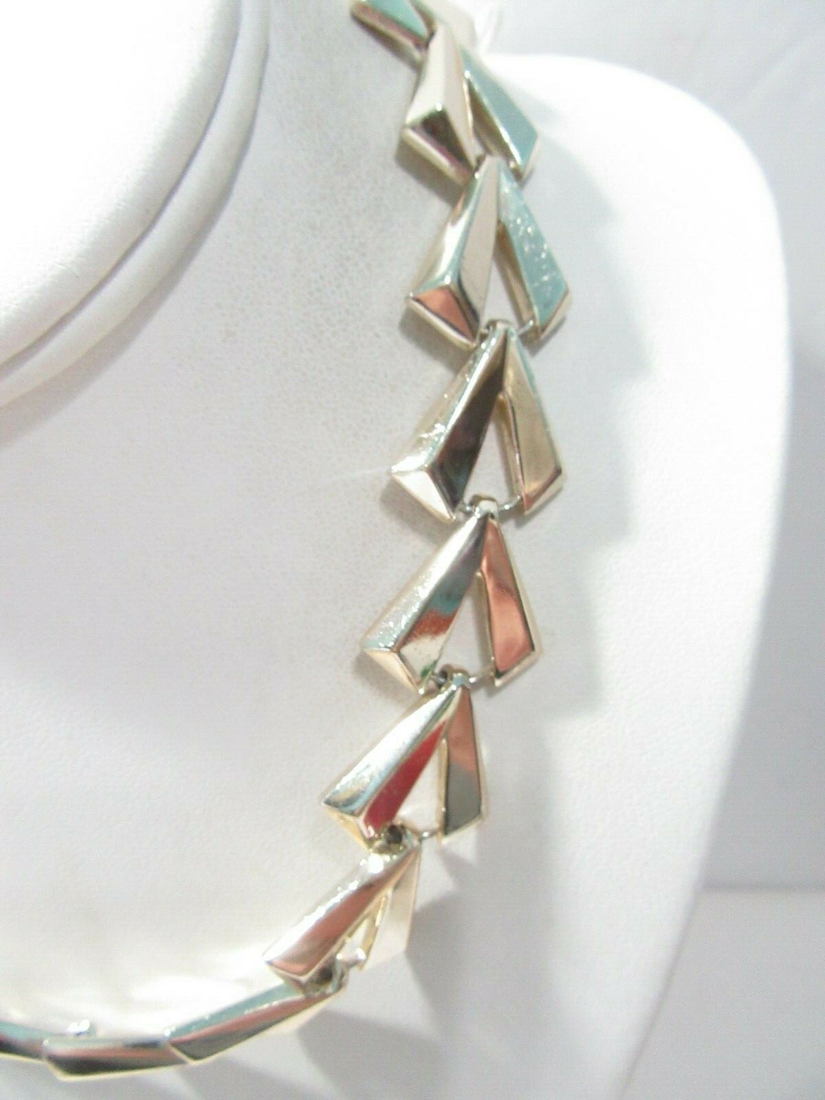 VERY LIGHT METALLIC ALUMINUM TRIANGULAR GEOMETRIC VINTAGE NECKLACE SHINY GOLD