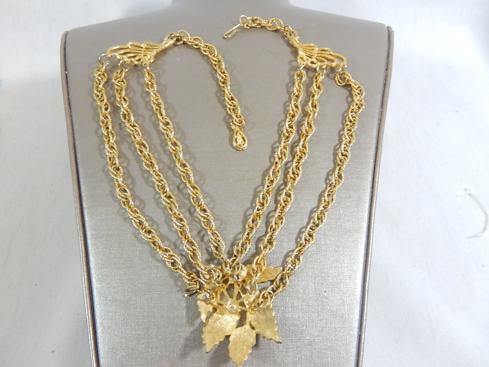 STUNNING VTG FESTOON W LARGE MULTI LEAF CENTERPIECEGOLD TONE BIB NECKLACE