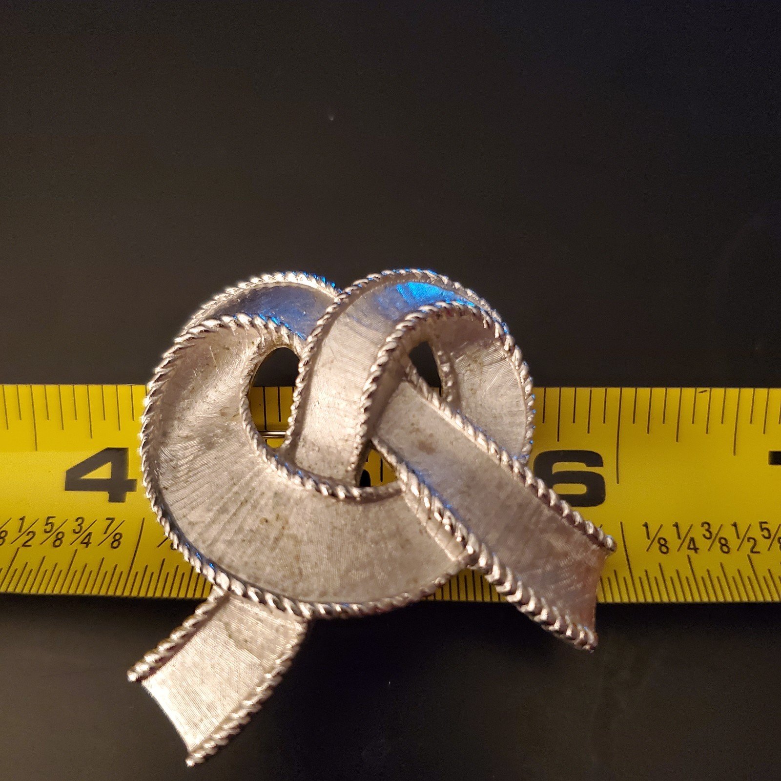 Vtg Crown Trifari 1960’s Brushed Silver Tone Ribbon Pretzel Bow 2 ” Brooch Pin