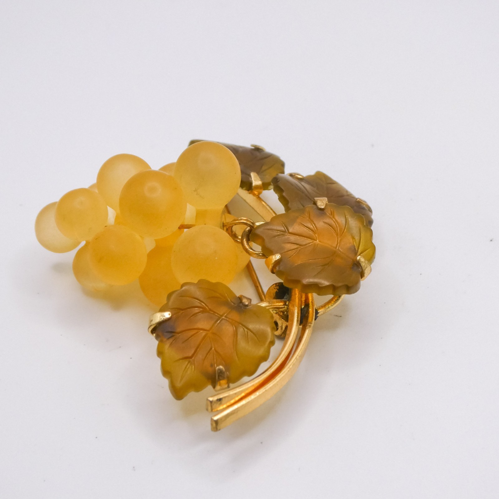 Vintage Lucite Green Grape Vine Cluster 2″ Brooch Pin Womens Men’s