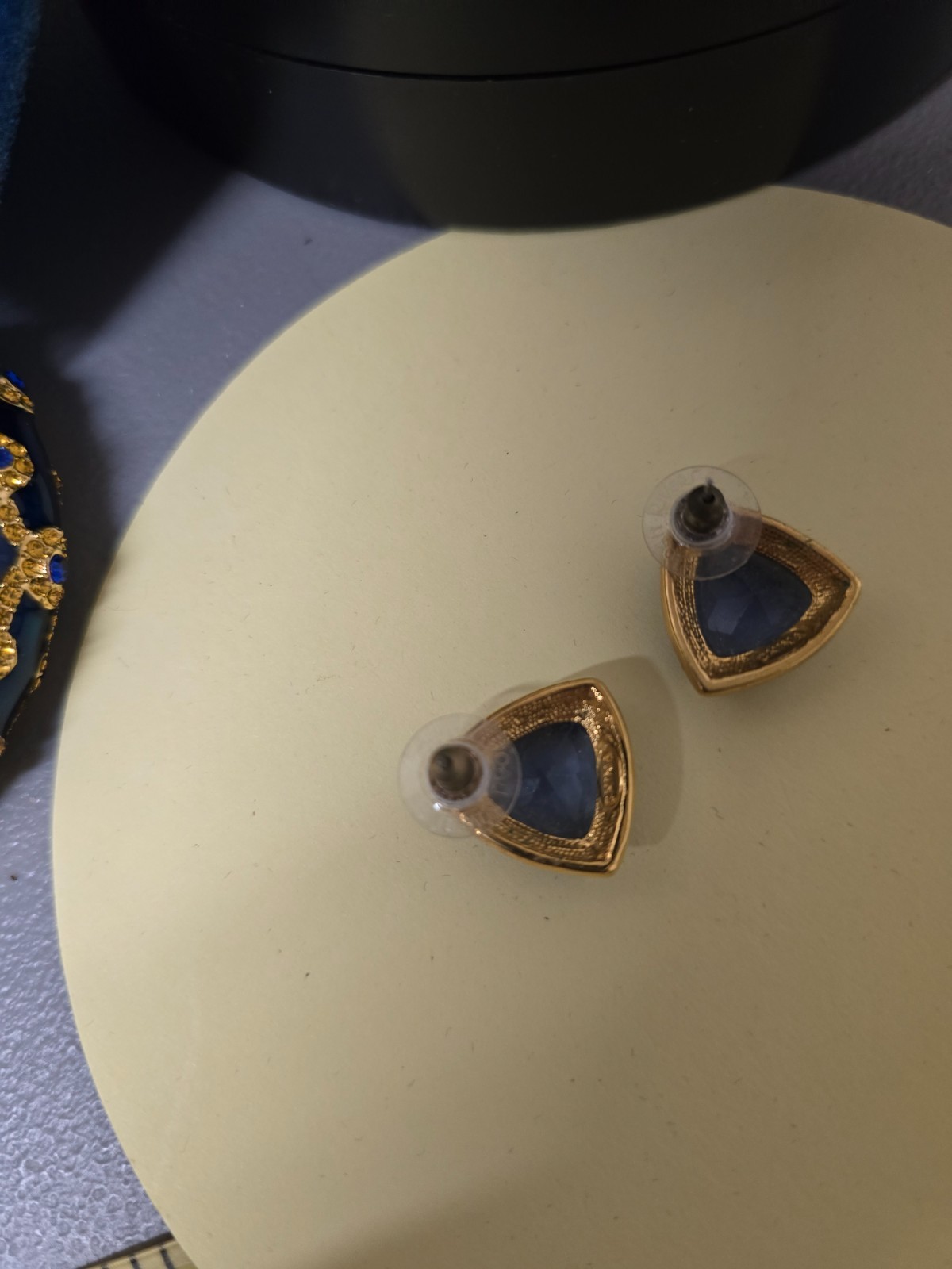 JOAN RIVERS IMPRESSIVE BLUE TRILLION PIERCED EARRINGS