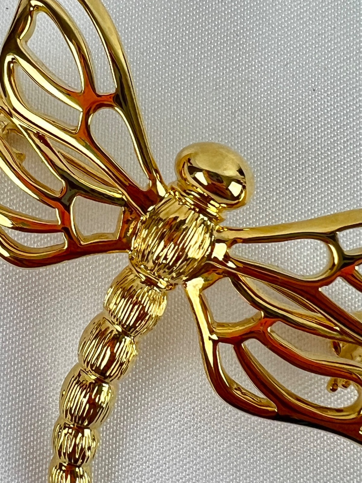 Lovely Vintage Fashion Gold Tone Wings Dragonfly Brooch Pin 1 3/4″ x 2″ Size