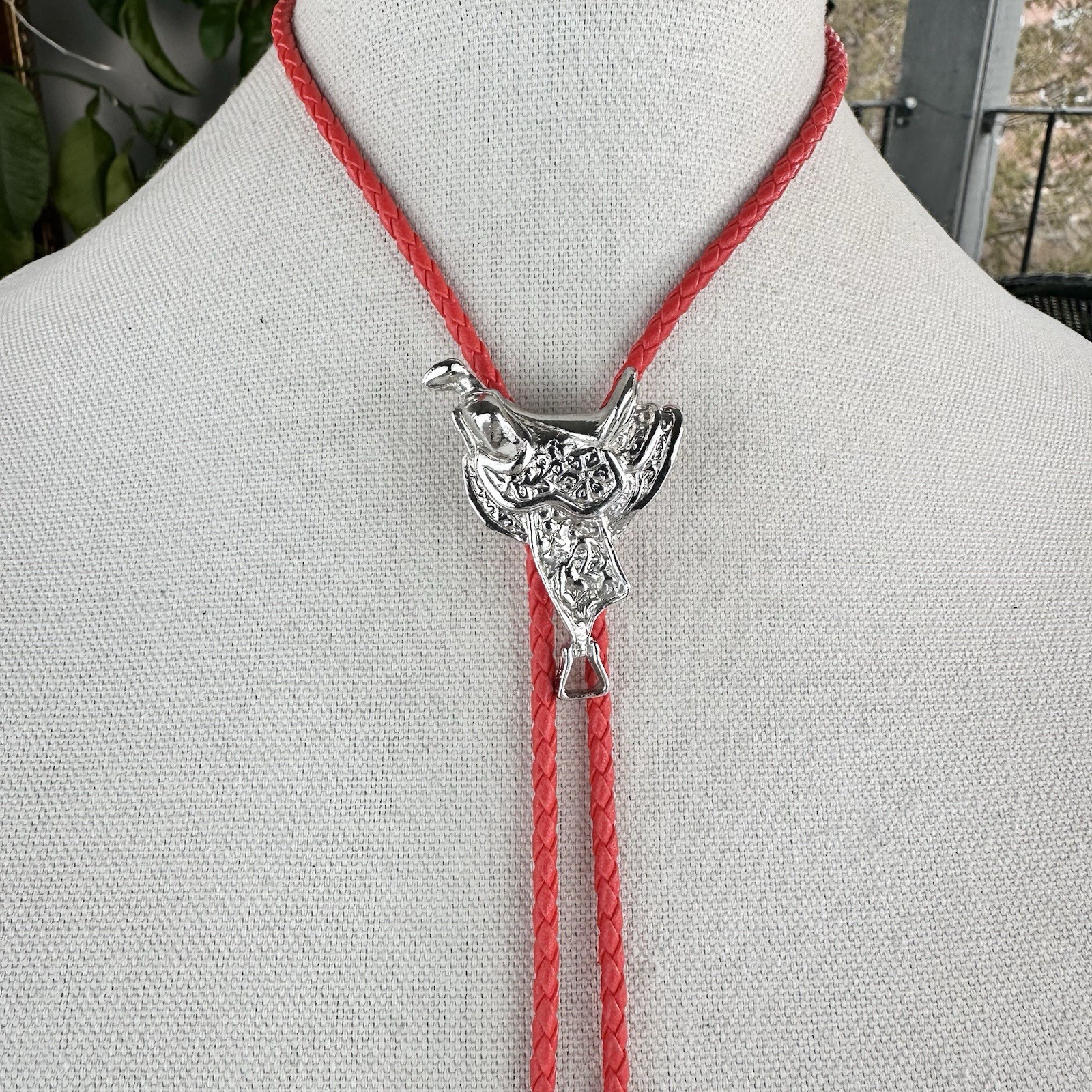 Stunning Vintage 90s Chrome Silver Tone Horse Saddle Western Bolo Tie