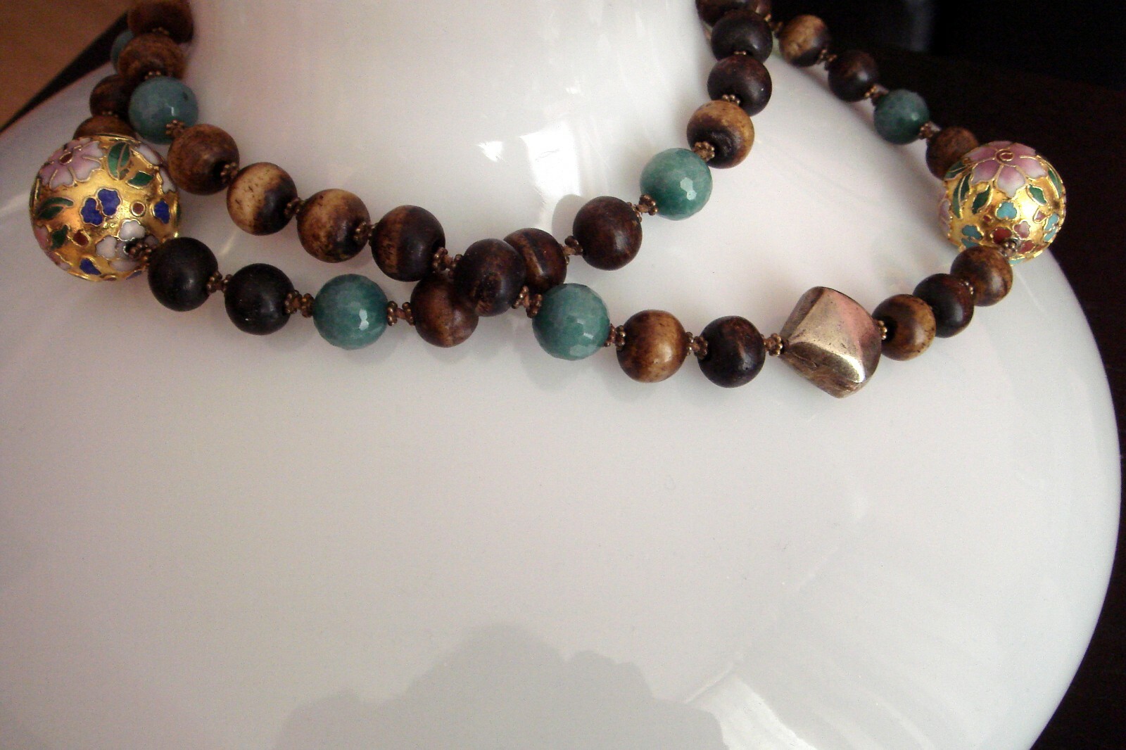 VTG GARA DANIELLE WOODEN,STONE,ENAMEL GOLD TONE BEADED STRAND NECKLACE.