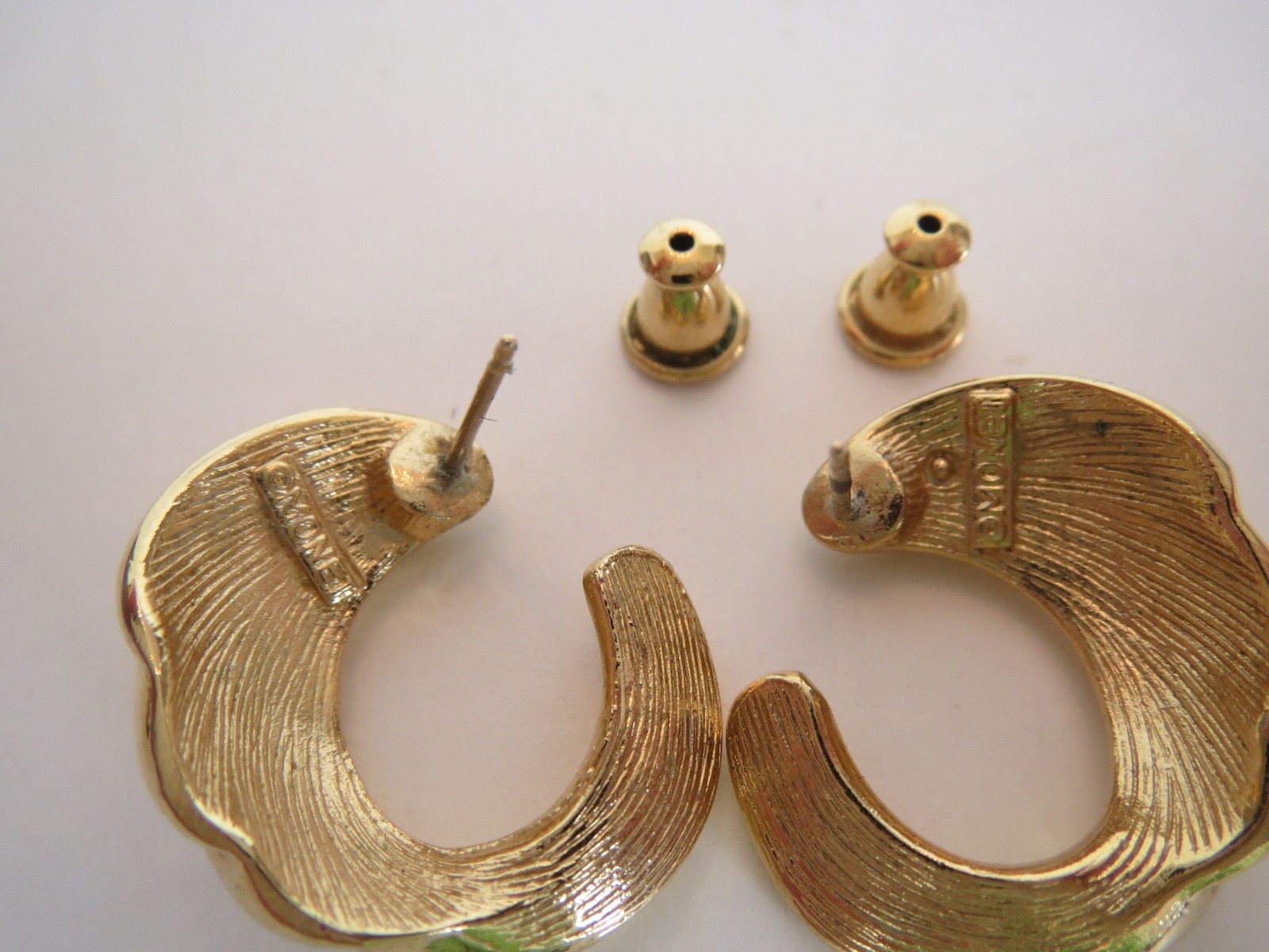 MONET Signed Yellow Gold Tone Swirl Design Stud EARRINGS 7/8″ by 7/8″