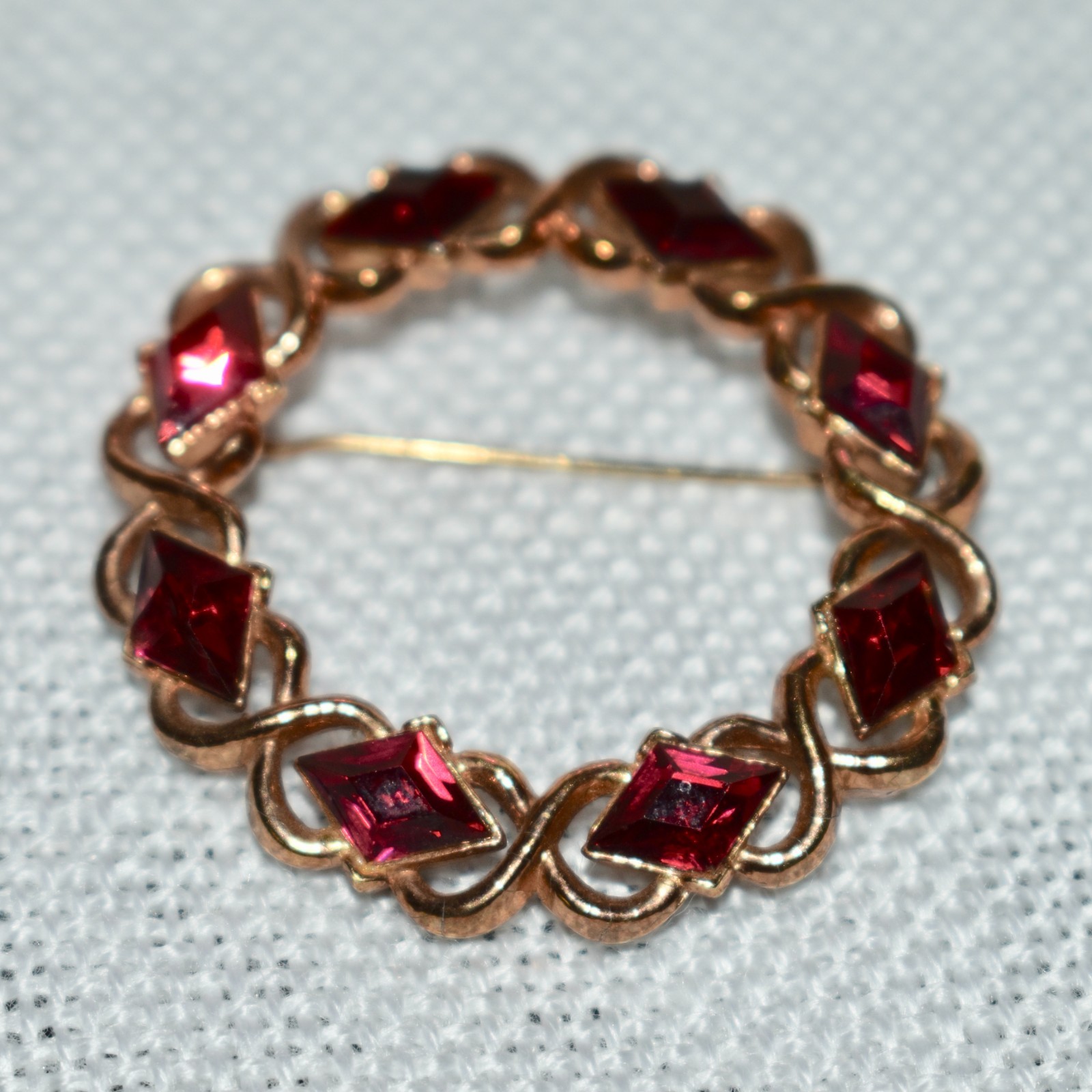 Vintage 1950s CROWN TRIFARI Red Lozenge Rhinestone Round Wreath Pin Brooch 1.75″