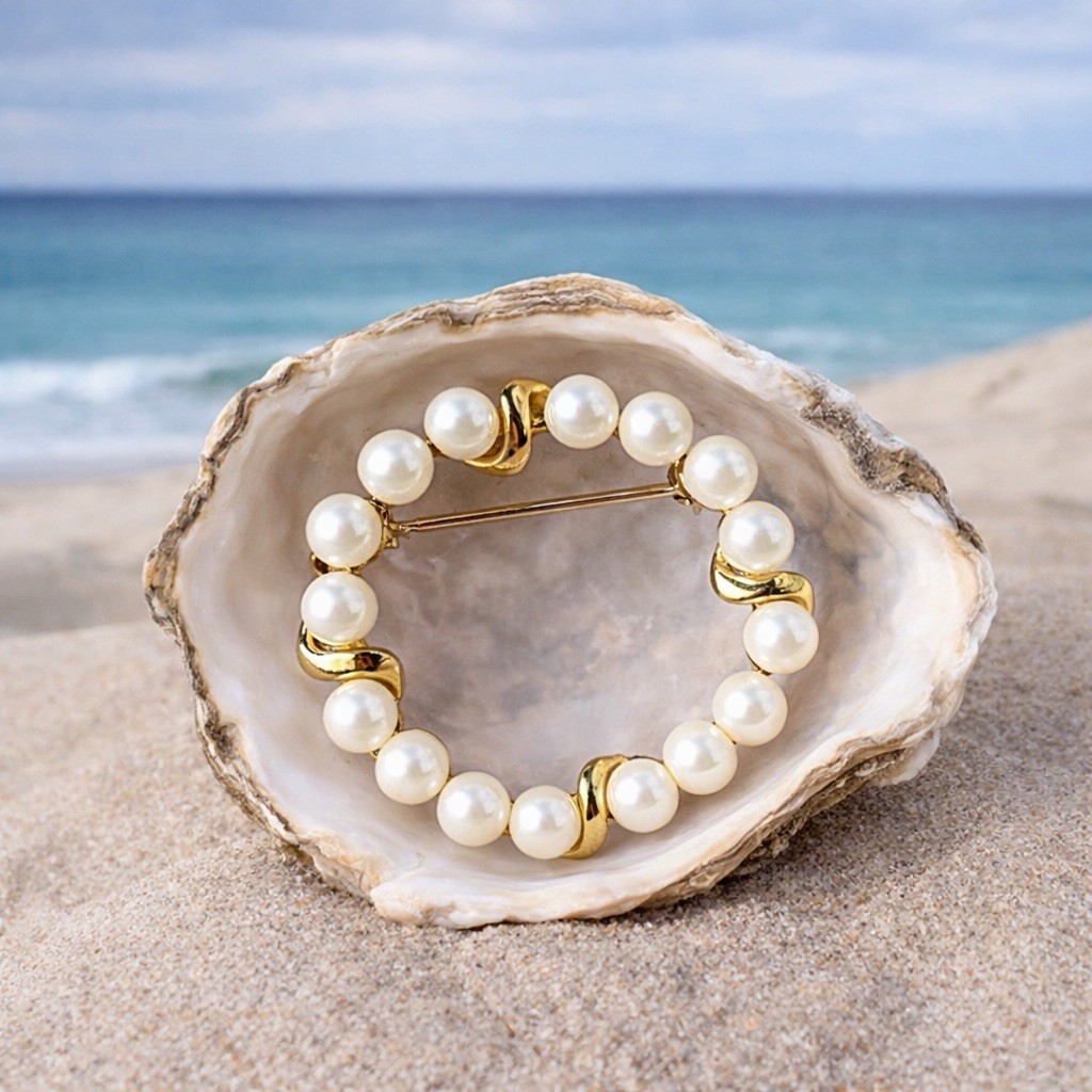 Vtg Open Circle Faux Pearl Round Brooch Pin – Gold Tone Accents – 1.25” – 1990s