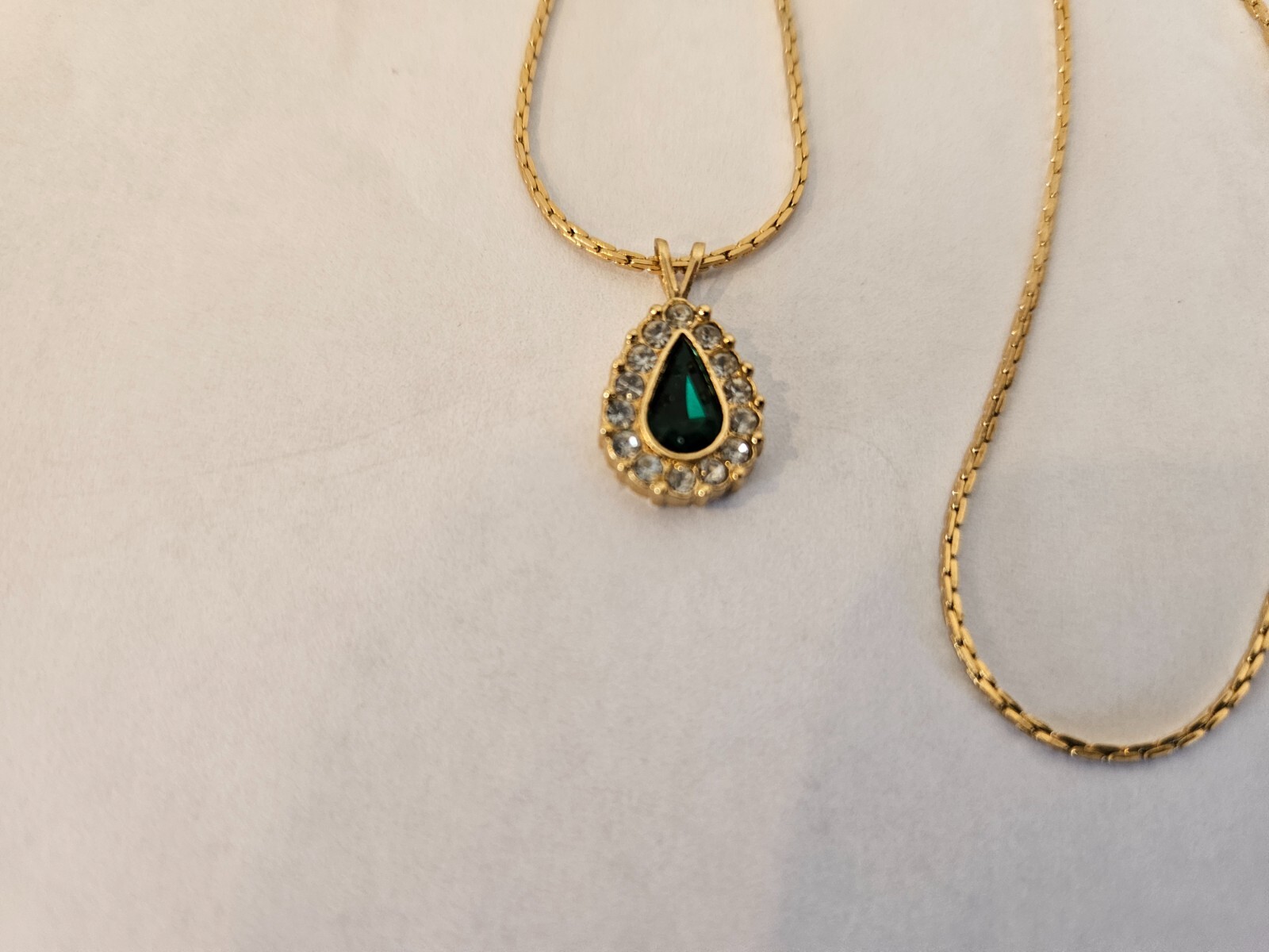 VINTAGE AVON MAY EMERALD GREEN BIRTHSTONE TEARDROP PENDANT 18″ NECKLACE