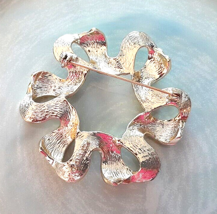 Vintage Sarah Coventry Gold Tone 2.5″ Textured Swirl Ribbon Wreath Brooch Pin
