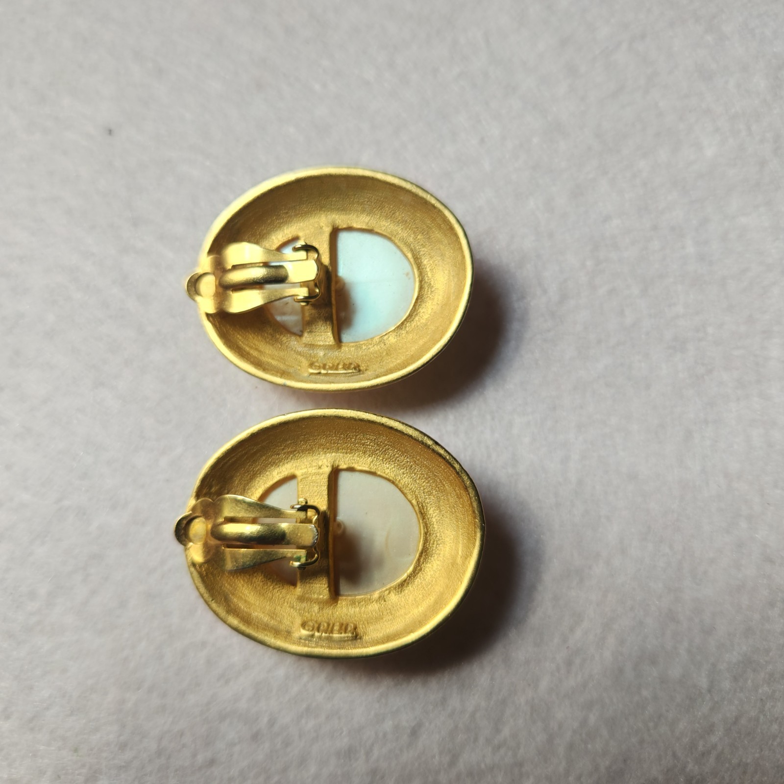 Vintage P.E.P. Signed Gold Tone Oval Faux Pearl Cabochon Clip-On Earrings 80s