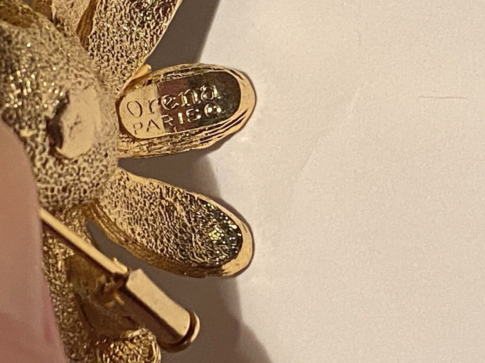 ORENA PARIS VINTAGE GOLD TONE SCULPTURAL BROOCH PIN