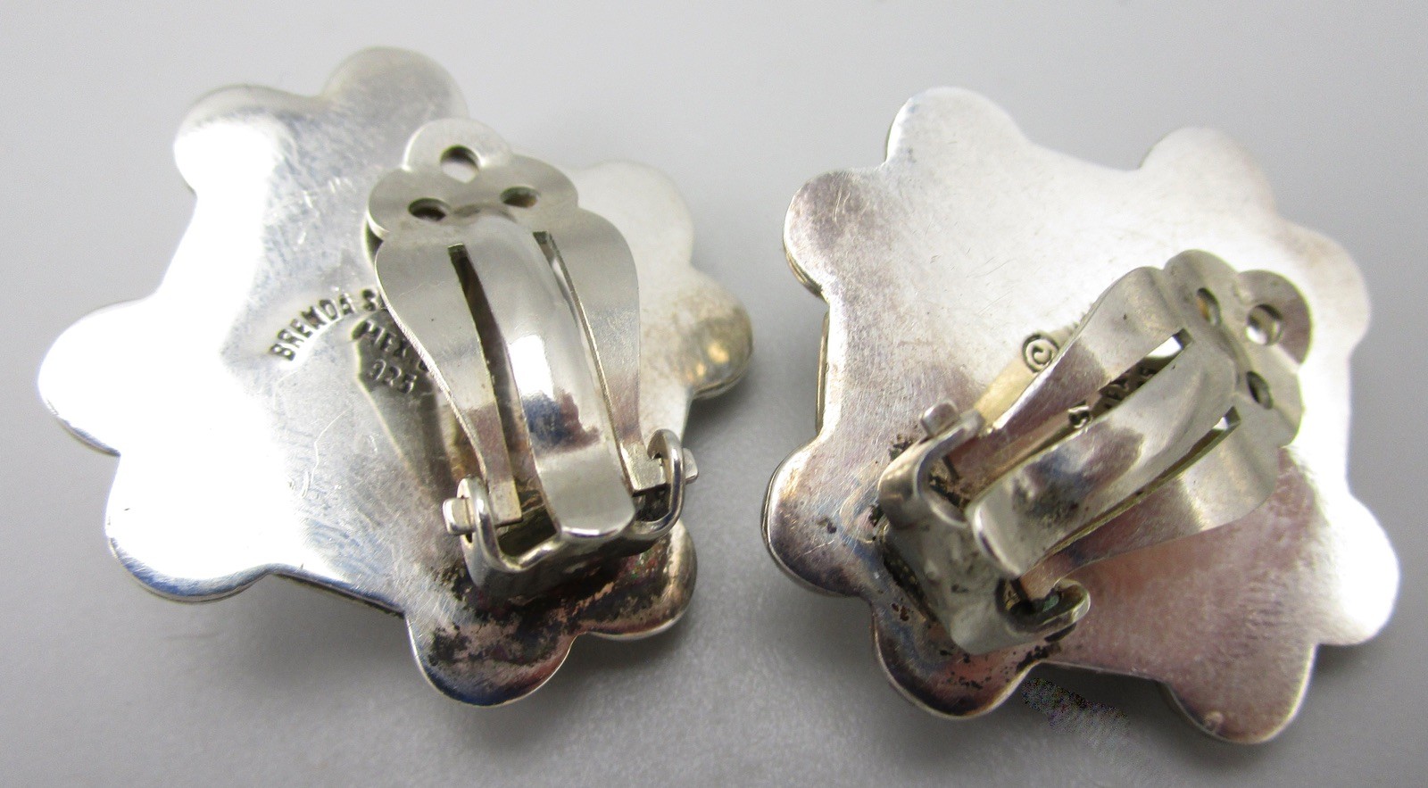 UNIQUE 1 1/” BRENDA SCHOENFELD “LOS CASTILLO” STERLING SILVER BUTTON EARRINGS