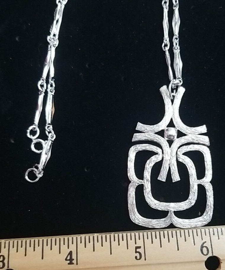 Vintage AVON Signed Silver Tone Articulated Pendant Bar Link Chain Necklace