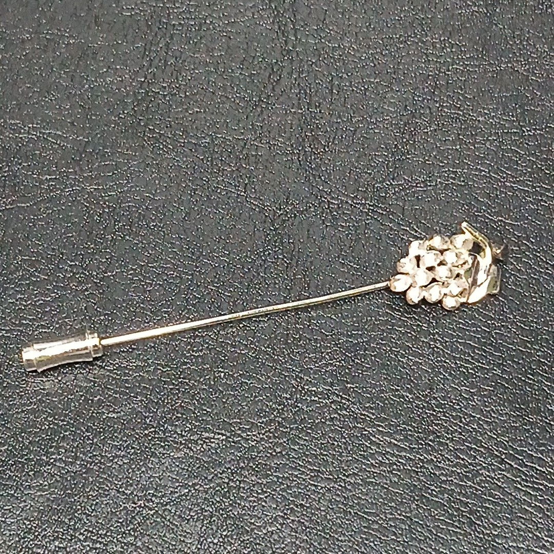 Vintage CROWN TRIFARI Bunch Of Grapes Stick Pin. 11/391