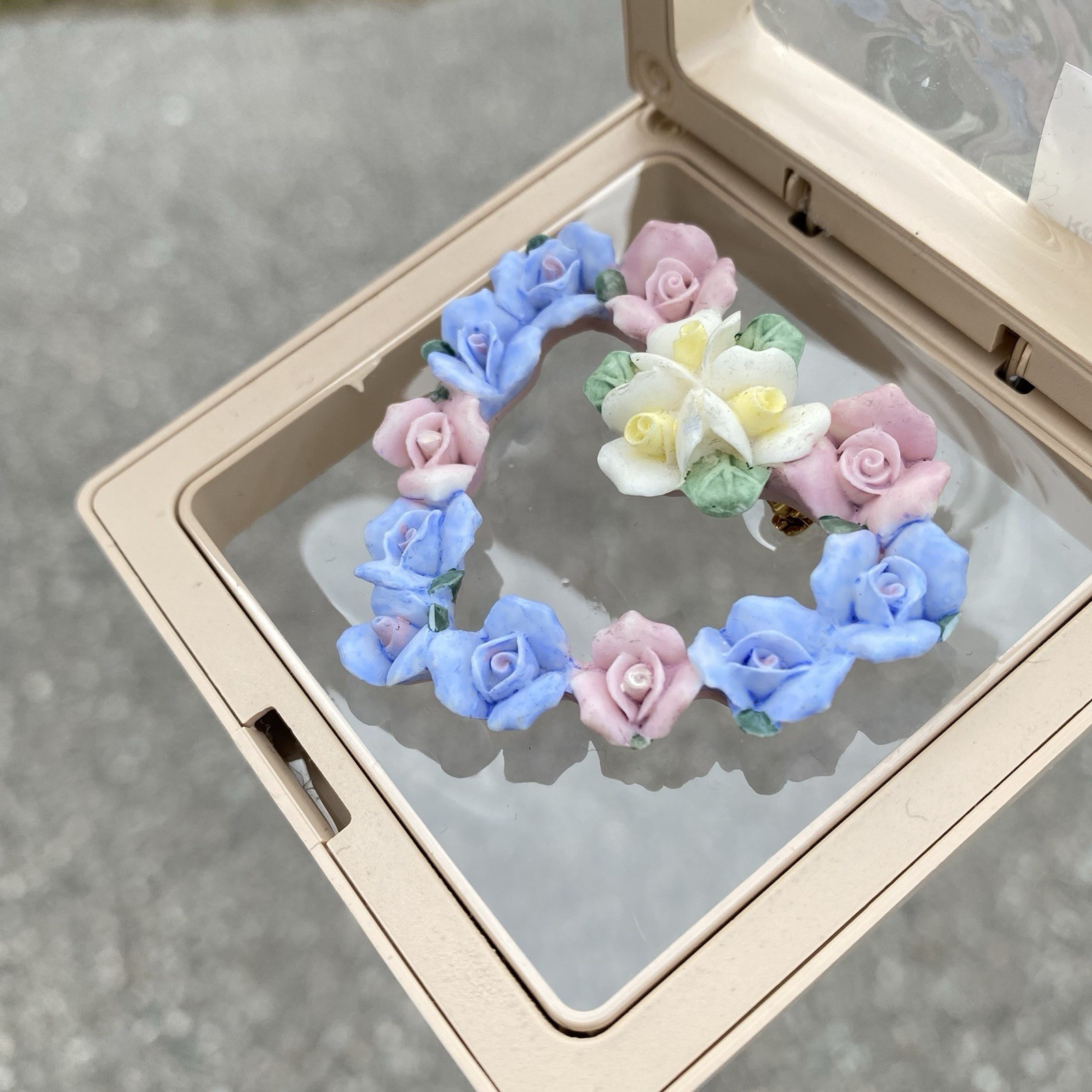 Vintage Avon HEARTS and ROSES Brooch Pin Porcelain Pastel Flowers 2″