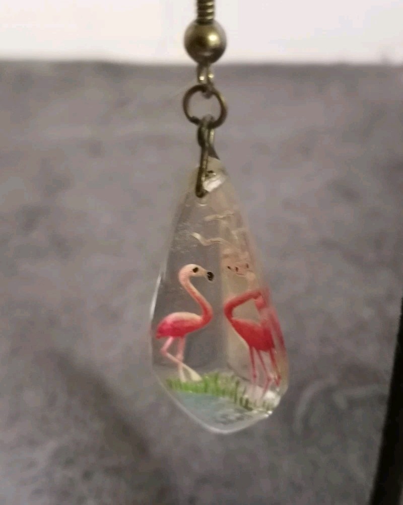 VTG ACRYLIC FLAMINGO PIERCE EARRINGS 1 1/2″ LONG X 3/4″ WIDE