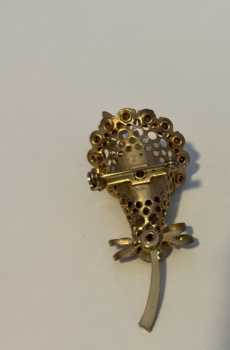 Vintage Retro Unsigned Rhinestone Flower Bouquet Gold Tone 3D Pin Brooch 2.25”