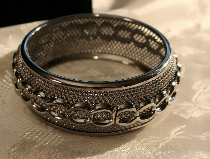 VINTAGE MESH& SILVERTONE WITH RAISED DESIGN BANGLE 2 3/4′ ACROSS1 1/4″ WIDE CHIC