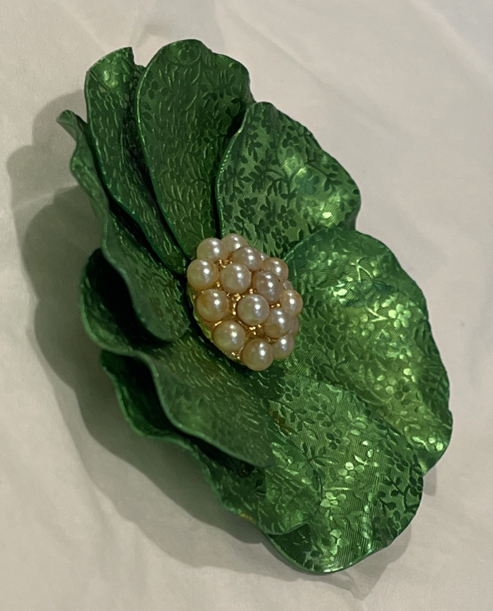 VINTAGE Printed METAL ENAMEL FLOWER PIN BROOCH GREEN PETALS 3″ BLOOM Beaded Gold