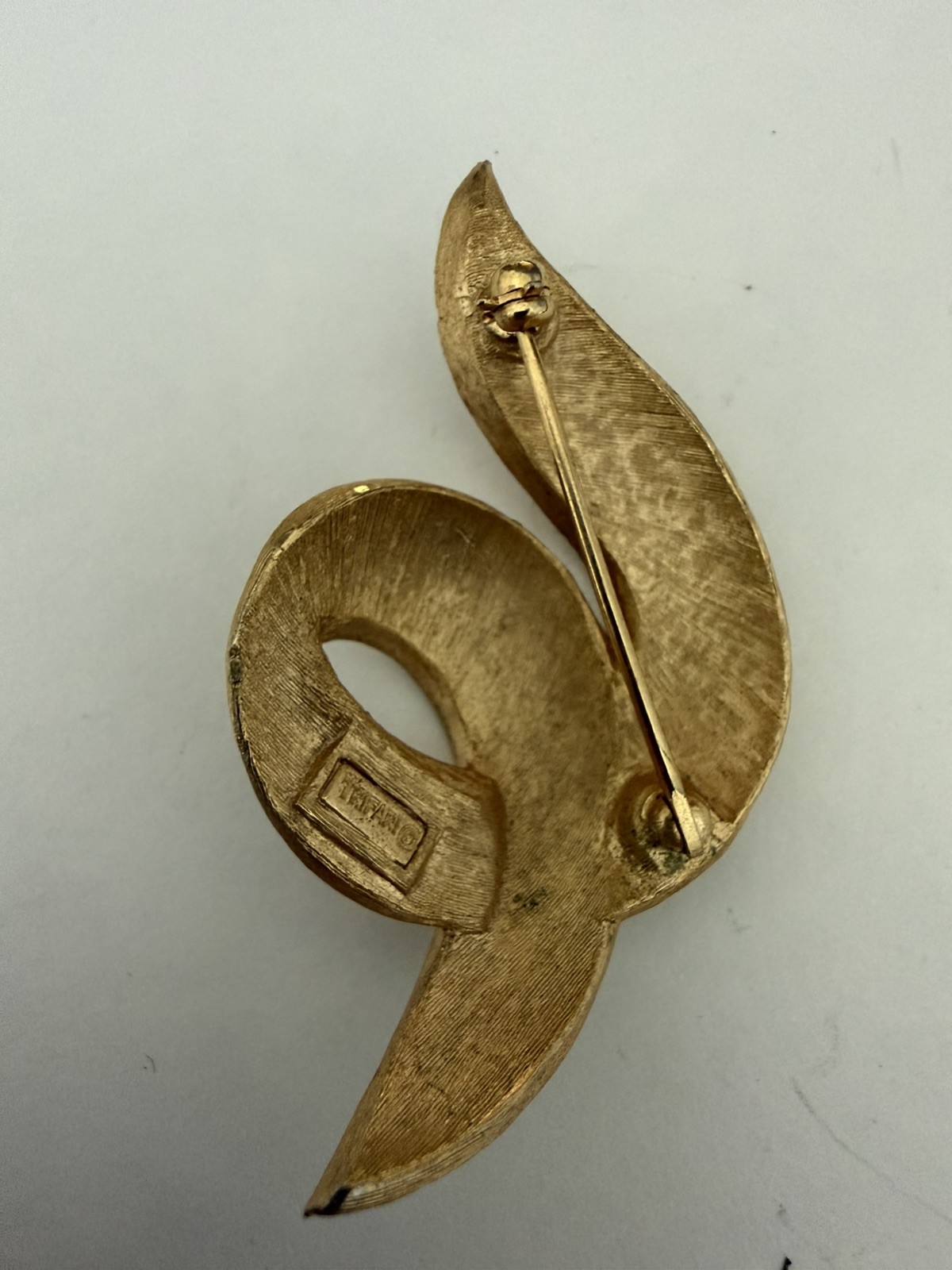 Vintage Trifari Abstract Swirl Ribbon Brooch Gold Tone Signed