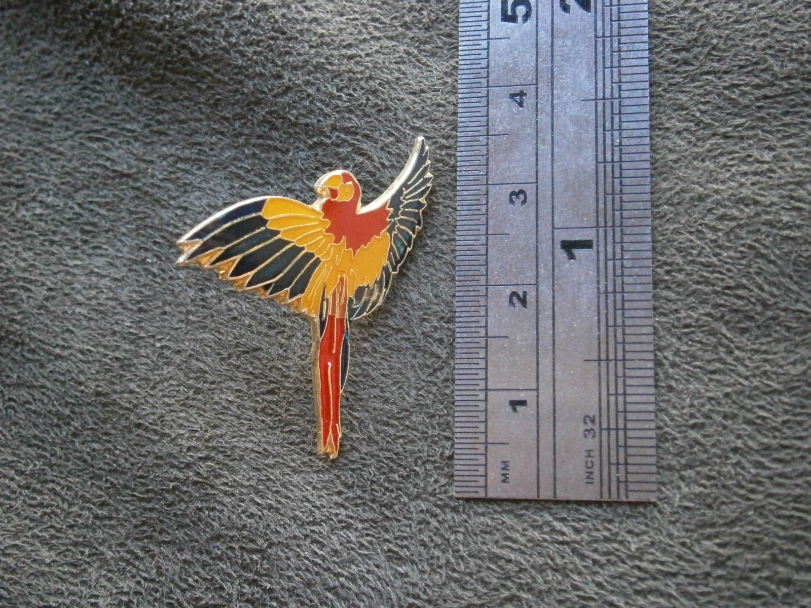 Macaw Parrot in Flight Vintage Enamel Lapel Pin Hat Badge 3.2g