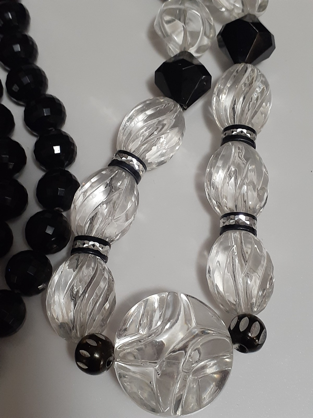 Vintage black & clear lucite bead chunky necklace w/rondelle spacer beads 25″