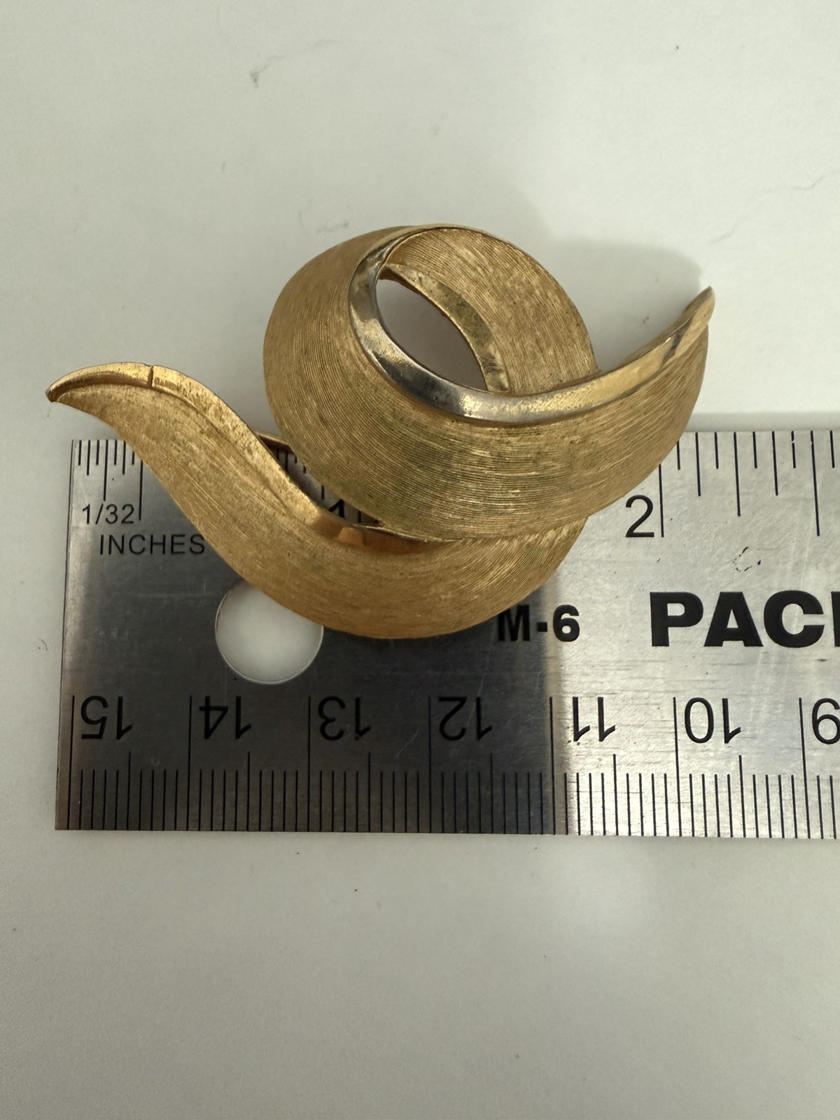 Vintage Trifari Abstract Swirl Ribbon Brooch Gold Tone Signed