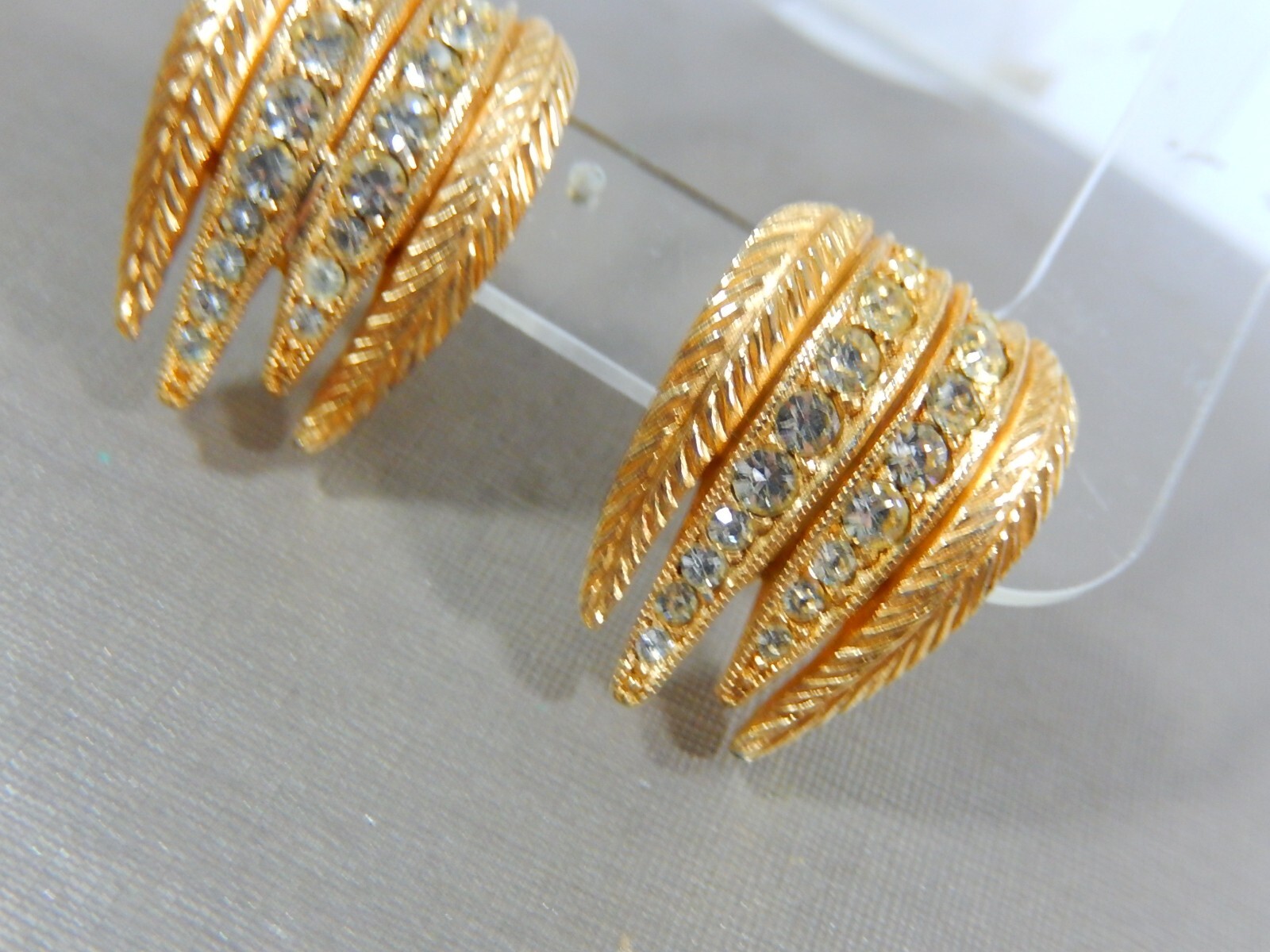 VTG SIGNED CASTECLIFF GOLD TONE GRADUATED RHINESTONE ADJUSTABLE CLIP ON EARRINGS