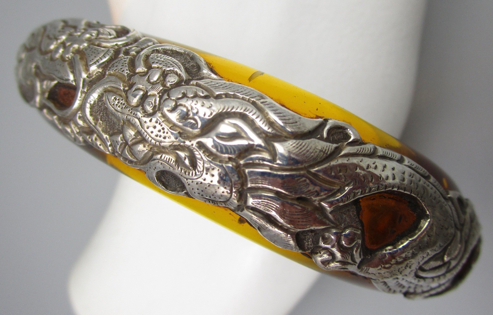 TIBET REPOUSSE STERLING SILVER ON FAUX AMBER RESIN DOUBLE DRAGON BANGLE BRACELET