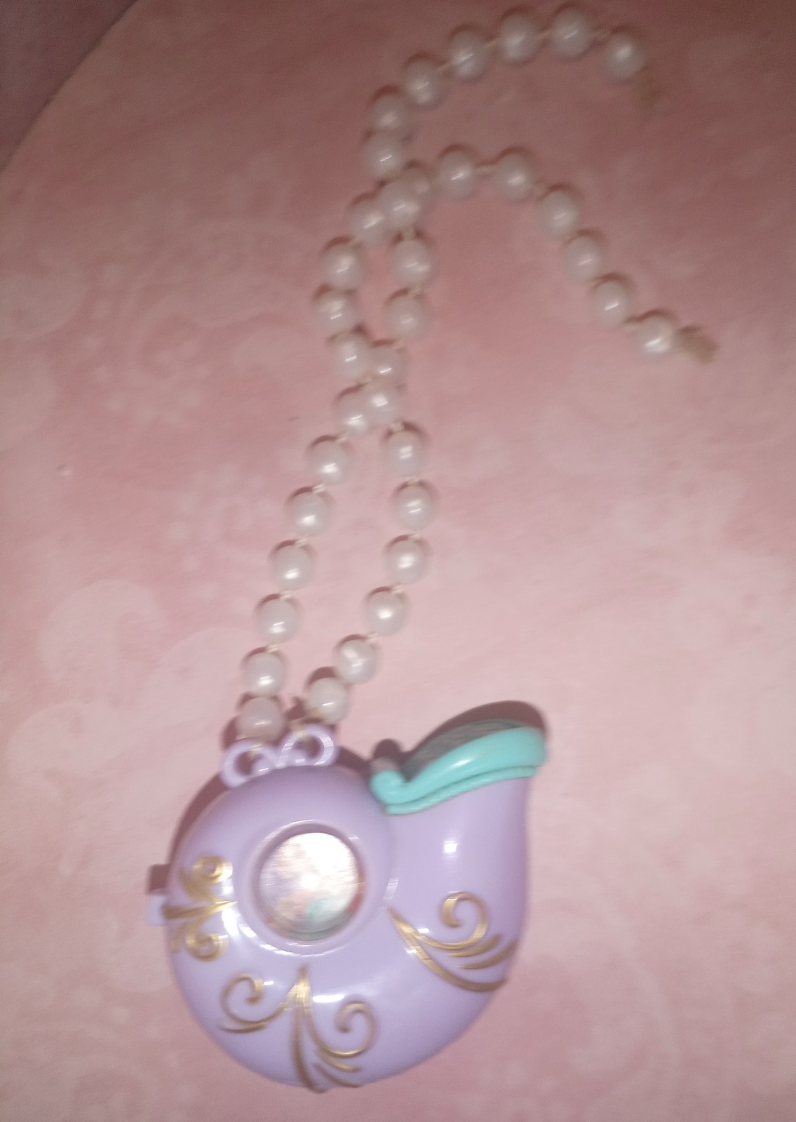 vintage shell little mermaid necklace not sure if it works