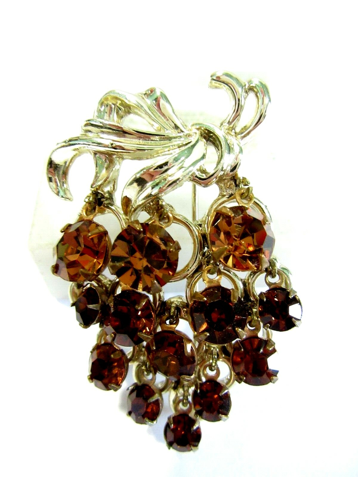 VINTAGE BROWN DANGLE RHINESTONE BUNCH OF GRAPES PIN DIFFERENT