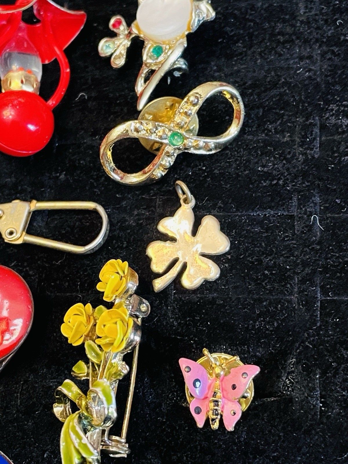 Jewelry Lot Brooches Insect Drummer Cameo Dolphin Keyring Swan Kilt Pin 18 Pcs