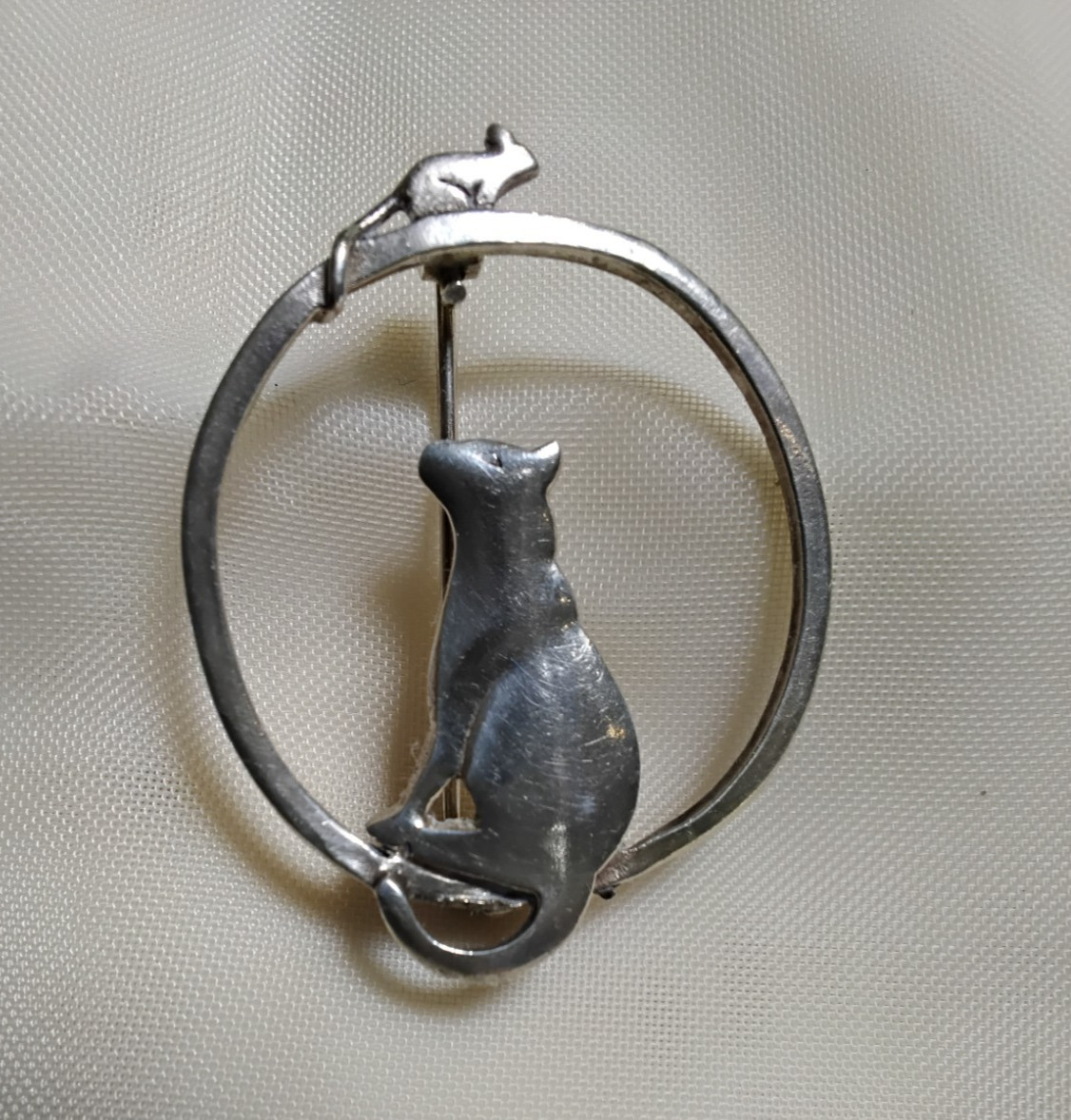 VINTAGE SMALL Sterling Silver Cat & Mouse In Circle Brooch Pin About 1 1/2 inch