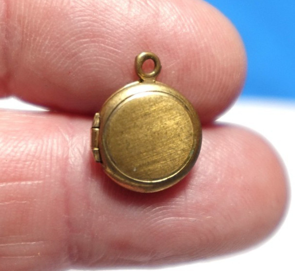 GOLD FILLED ANTIQUE ROUND MINI LOCKET 8 MM .9 GRAMS J-711
