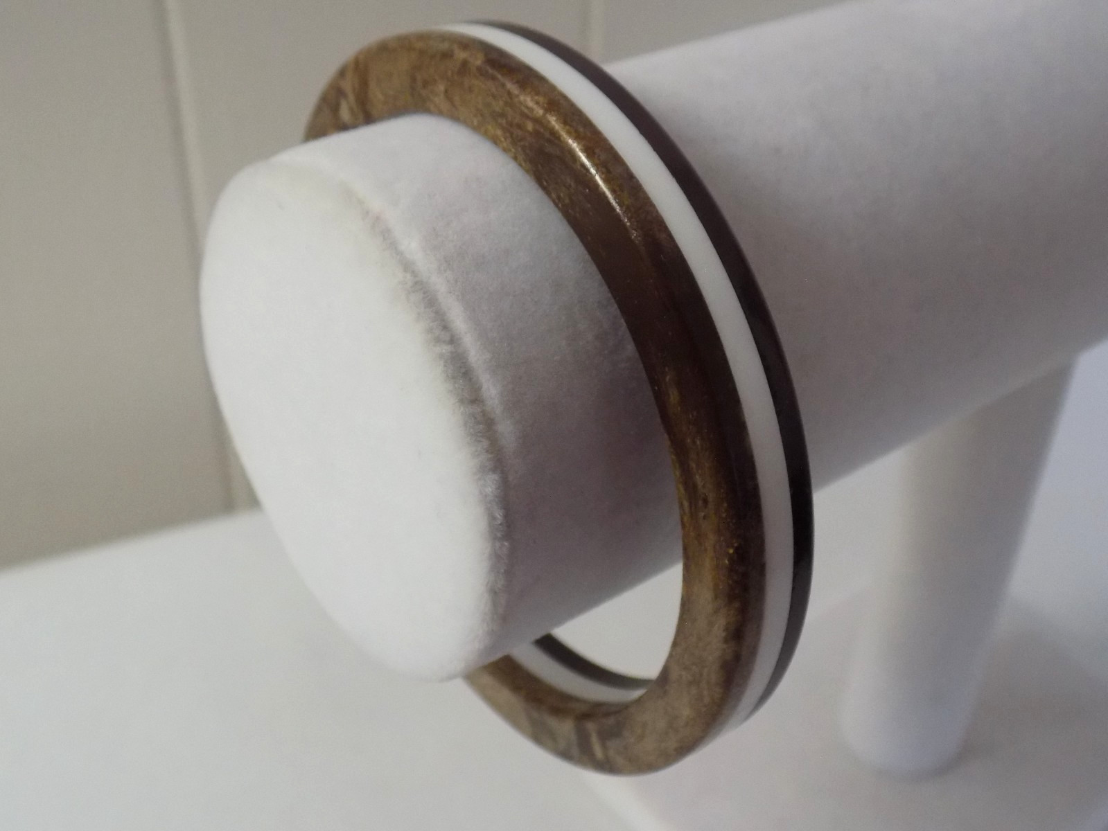 Vintage 1950s-60s Brown & White Laminated Lucite Plastic Bangle Bracelet