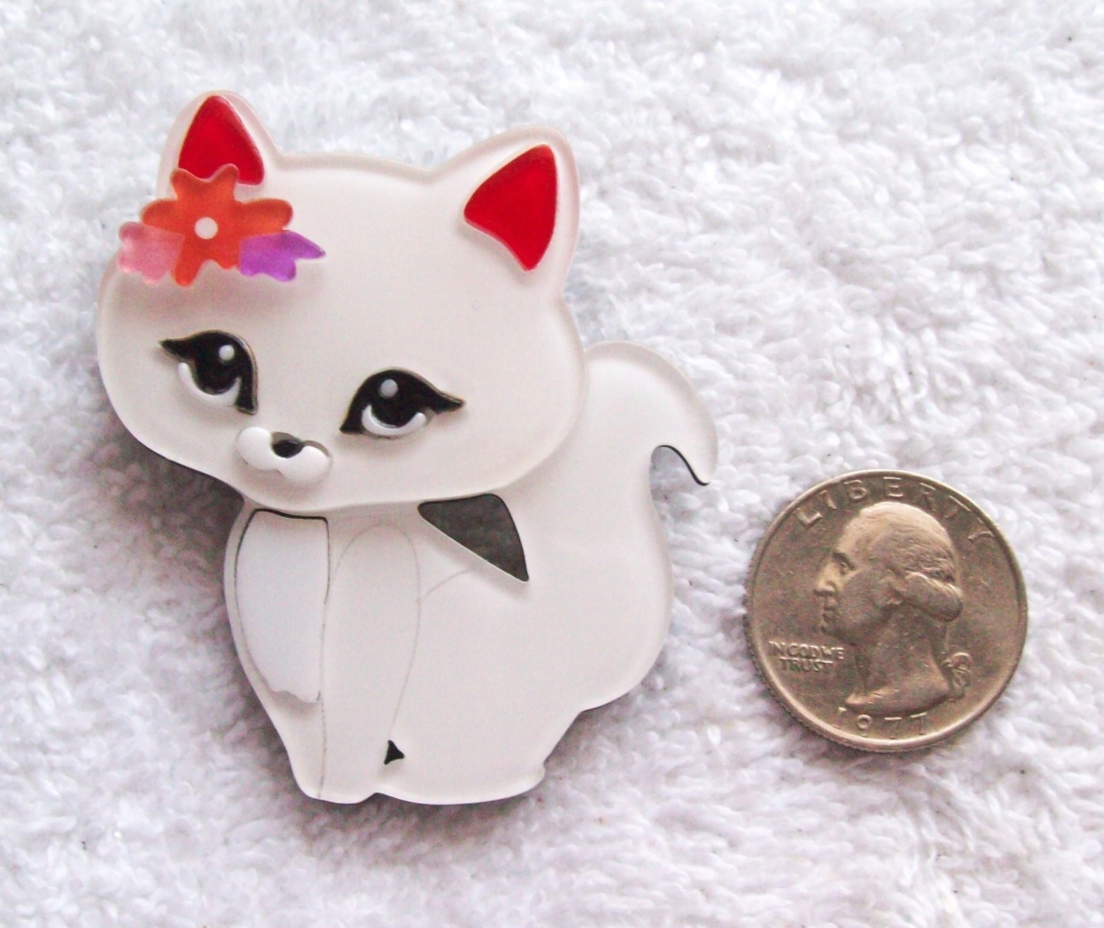 Vintage White Fashionista Cat Layered Acrylic Pin or Brooch – NWOT