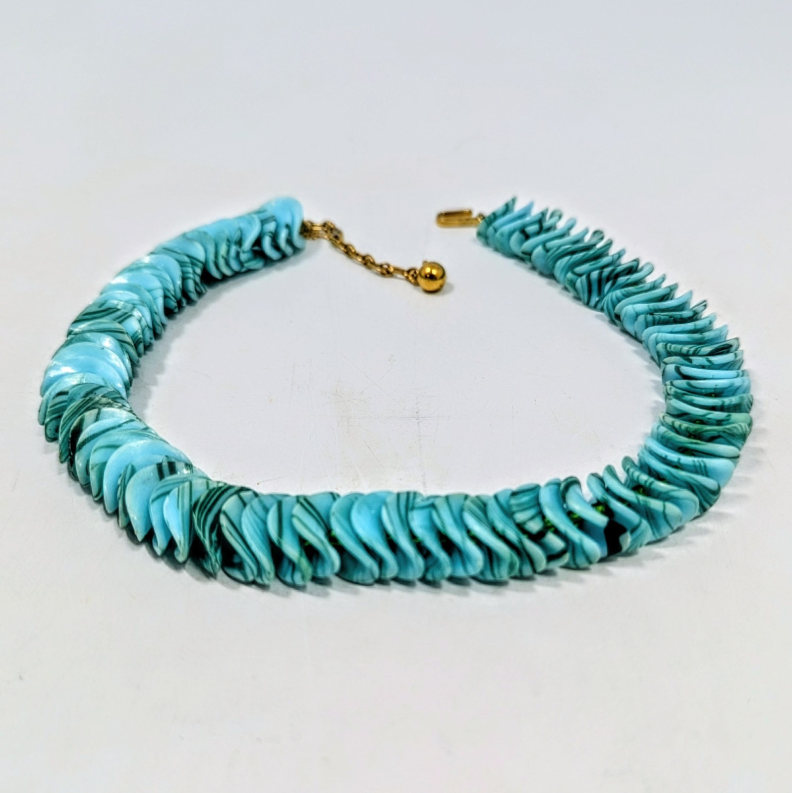Vintage Trifari Turquoise Marbled Lucite Wavy Ruffle Choker Necklace 15-17″