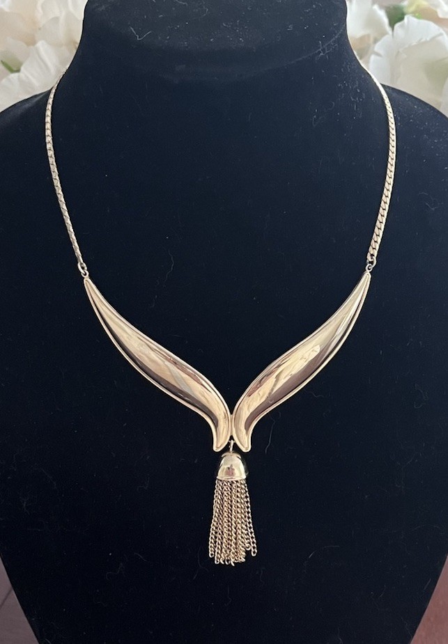 AVON Gold Tone Signed Royal Tassel Collar Chain Pendant Necklace 1972 1970’s