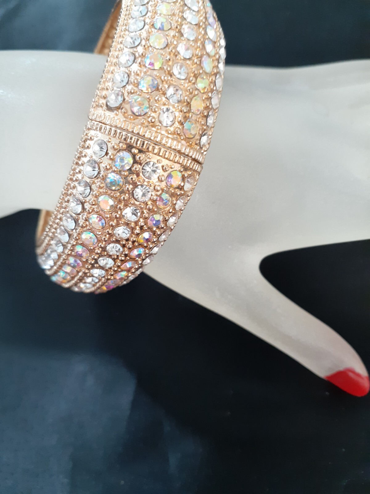 Unbranded women fashion jewelry crystal bracelet 1 inch wide NWOT. Stunning.