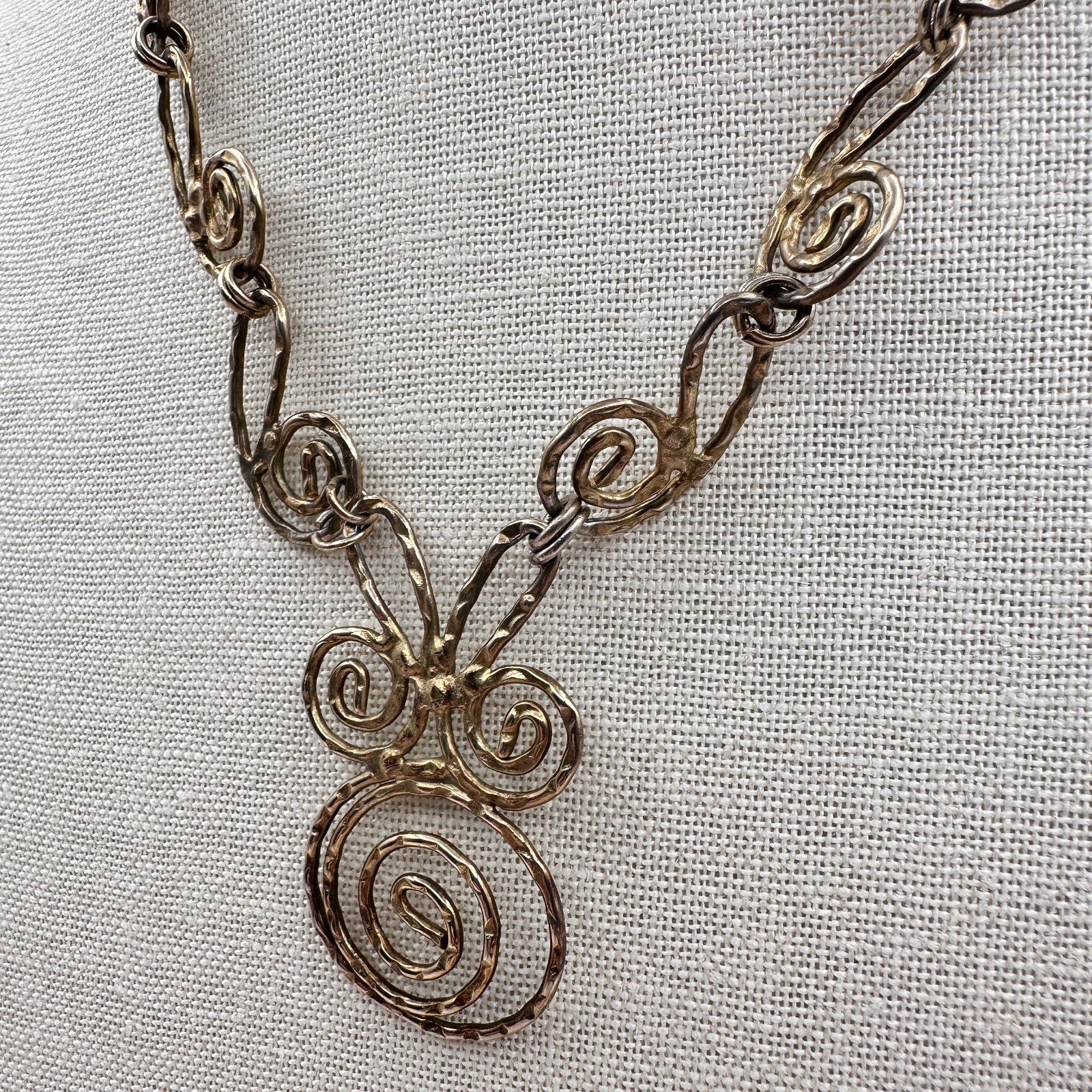 Vintage 80s Gold Tone Swirl Hammered Spiral Pendant Necklace Women’s Jewelry