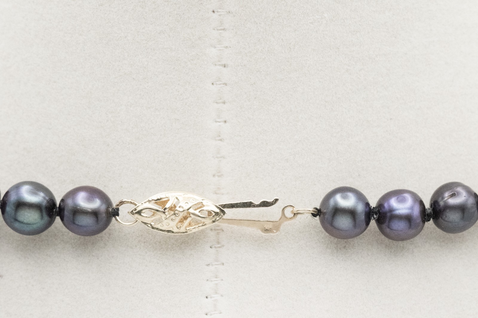 14kt Yellow Gold Dark Peacock Pearl Strand Necklace Fishhook Clasp Vintage