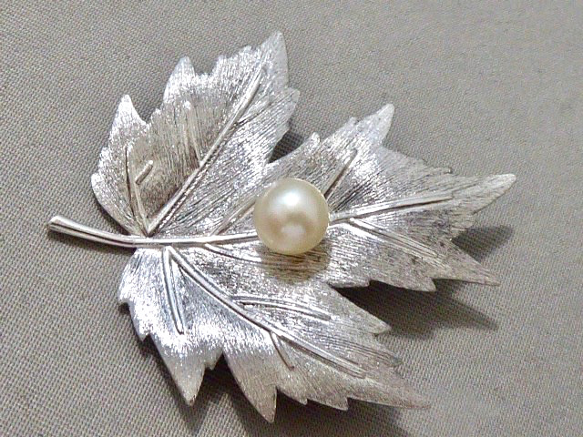 MIKIMOTO SIGNED VINTAGE BRIGHT CLEAN 6.5 MM CULTURED AKOYA PEARLS STERLING PIN