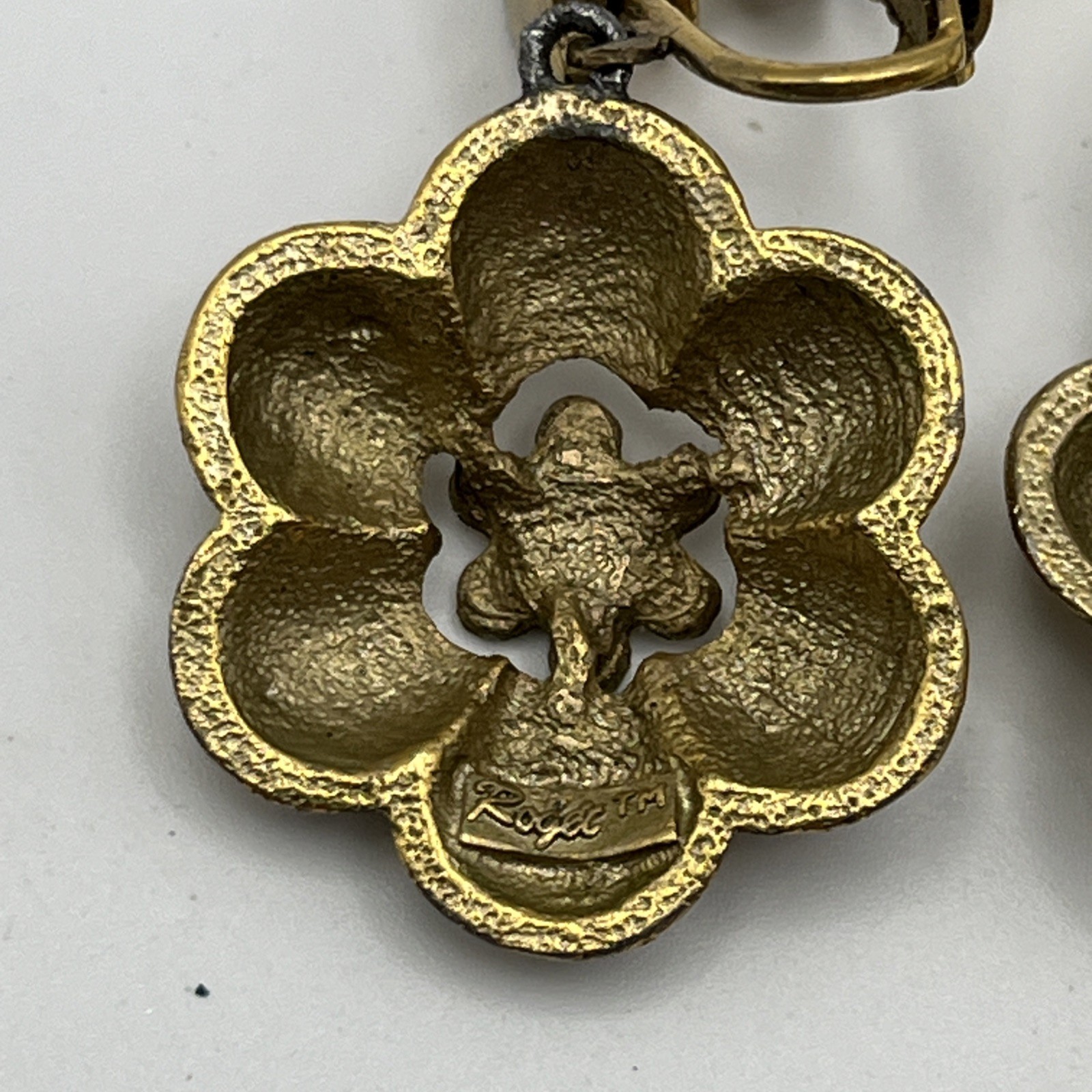 Vintage Beautiful Goldtone Daisy Flower Adjustable Clip On Earrings 1970s