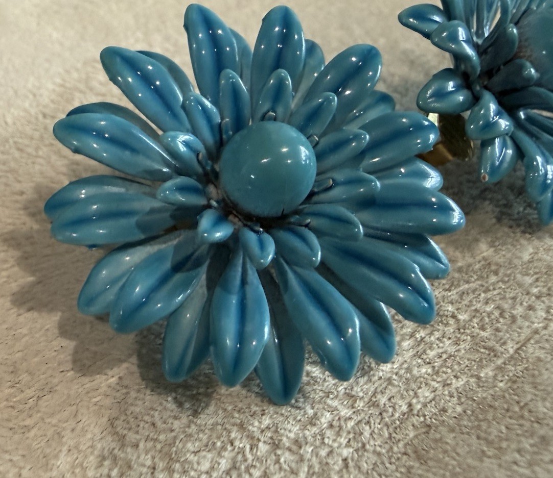 VINTAGE BLUE ENAMEL METAL DAISY FLOWER POWER CLIP-ON EARRINGS